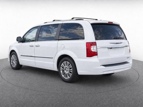 Used 2016 Chrysler Town & Country Limited FWD image 4