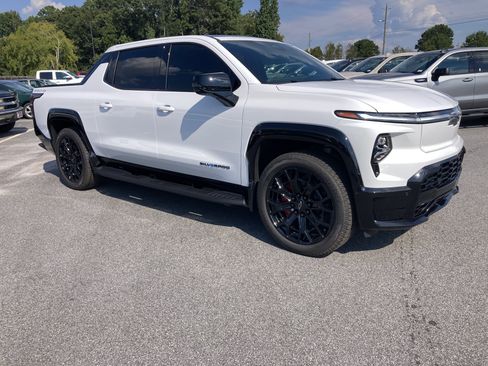 New 2026 Chevrolet Silverado EV 4x4 Crew Cab image 3