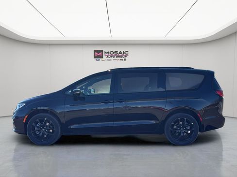 New 2026 Chrysler Pacifica Select image 5