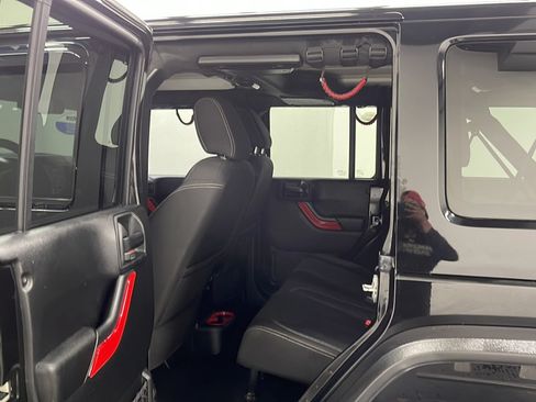 Used 2017 Jeep Wrangler Unlimited Sahara w/ Connectivity Group AWD/4WD image 14