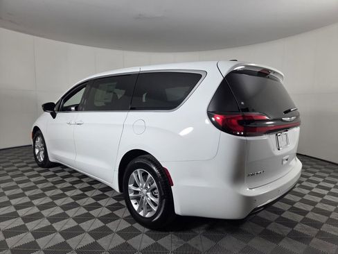 New 2026 Chrysler Pacifica Select FWD image 7