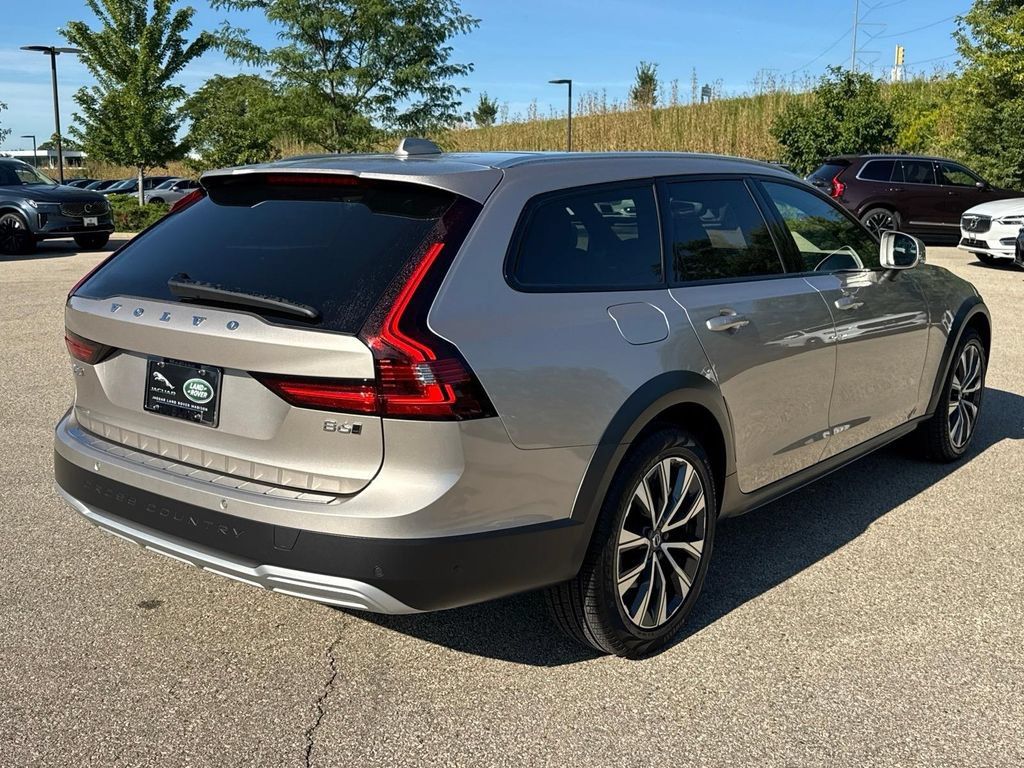 Certified 2025 Volvo V90 B6 Cross Country Plus AWD/4WD image 4