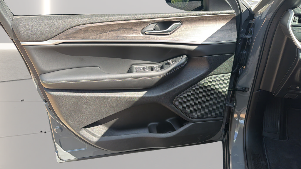 New 2027 Jeep Grand Cherokee Altitude RWD image 9