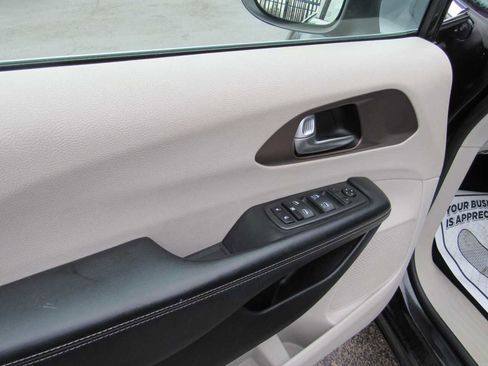 Used 2020 Chrysler Voyager Lxi image 9