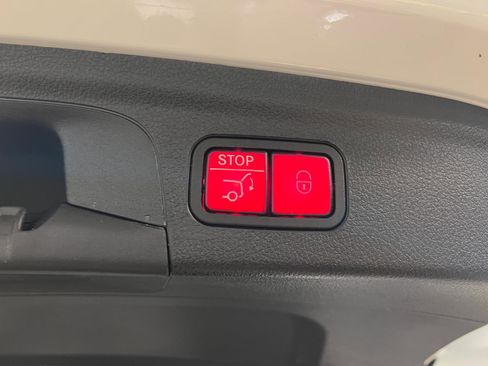 Used 2022 Mercedes-Benz GLE 350 4MATIC w/ AMG Line Exterior image 35