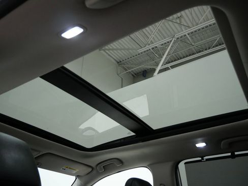 Used 2025 Honda Pilot Touring image 4