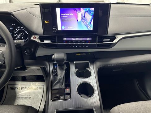 Used 2025 Toyota Sienna LE FWD image 25