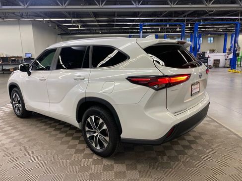 Used 2024 Toyota Highlander XLE FWD image 6