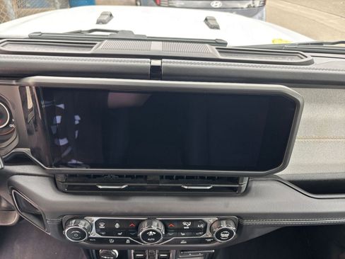 Used 2025 Jeep Wrangler Sahara image 21