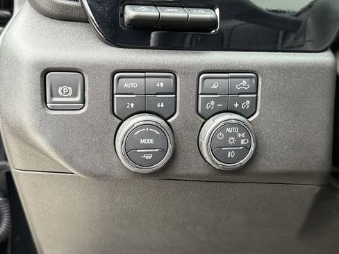 Used 2025 Chevrolet Silverado 2500 ZR2 w/ Technology Package image 34