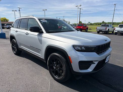 Used 2025 Jeep Grand Cherokee Altitude AWD/4WD image 7