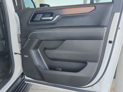 Used 2025 GMC Yukon XL Denali AWD/4WD image 13