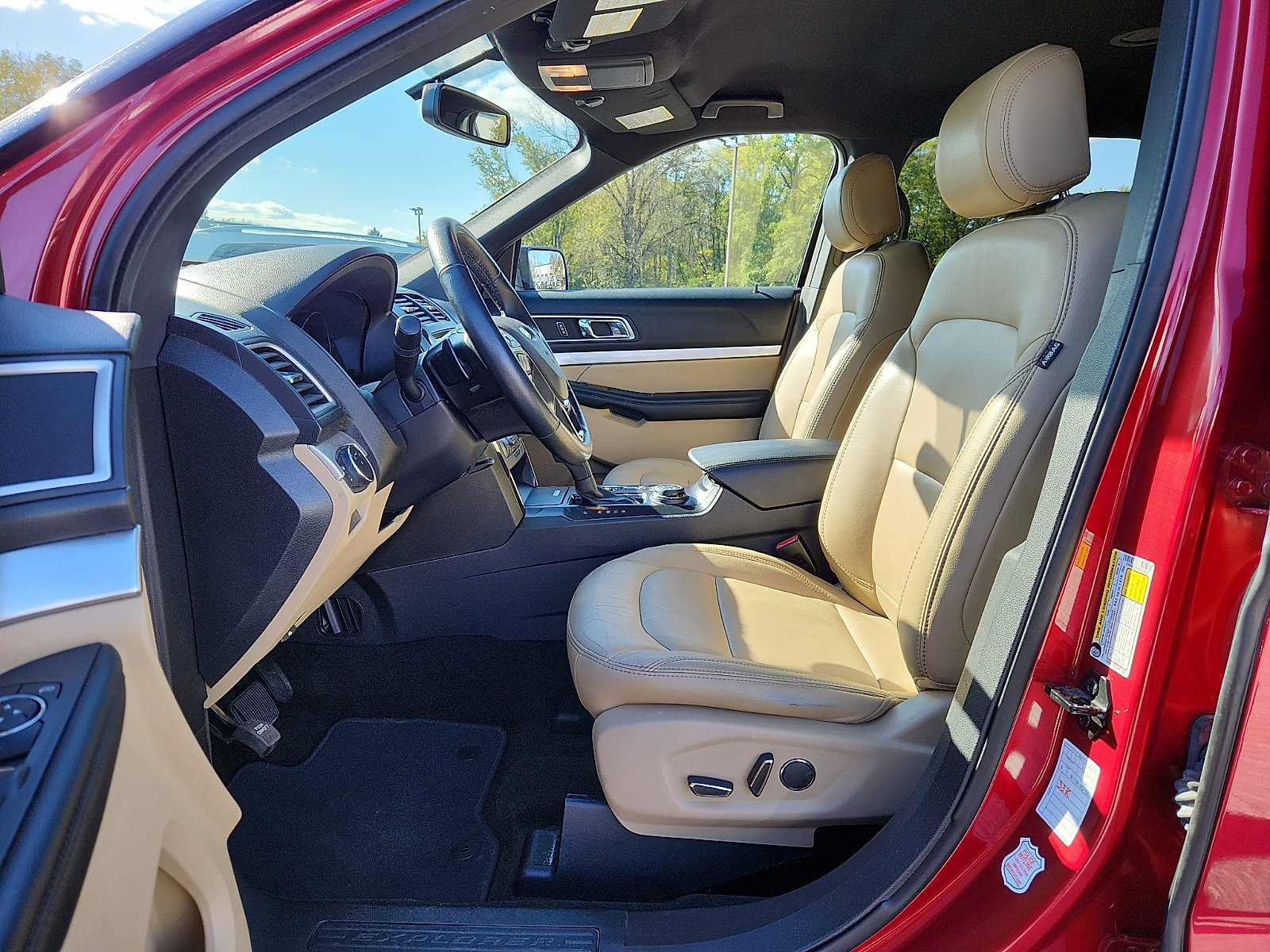Used 2017 Ford Explorer XLT w/ Equipment Group 202A AWD/4WD image 14