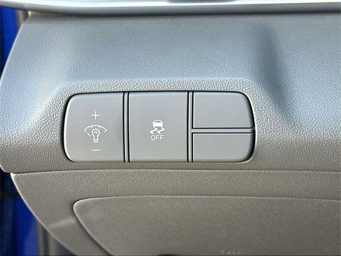 Used 2025 Hyundai Elantra SEL image 17