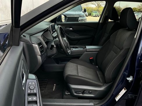 Used 2025 Nissan Rogue SV image 10