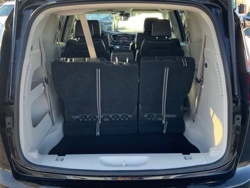 Used 2023 Chrysler Pacifica Touring-L image 12