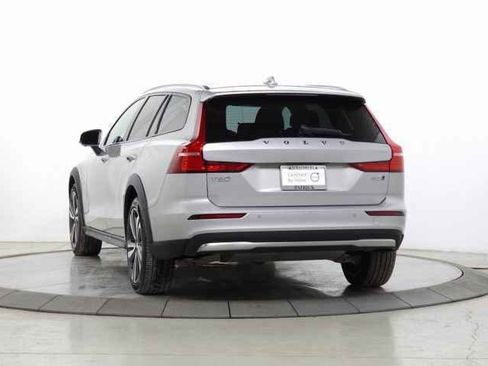 Used 2025 Volvo V60 B5 Cross Country Plus image 6