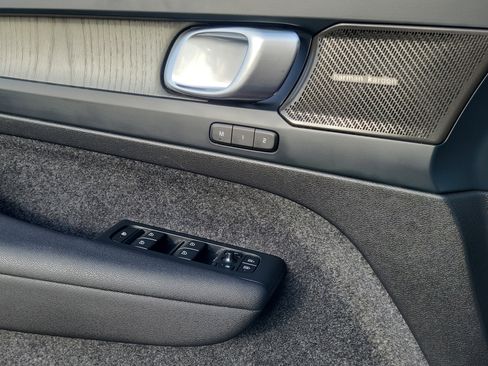 Certified 2023 Volvo XC40 B5 Ultimate w/ Protection Package Premier image 23