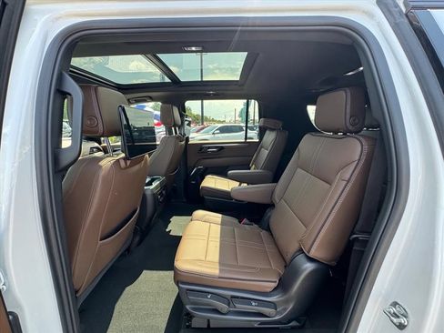 Used 2025 Chevrolet Suburban High Country AWD/4WD image 12