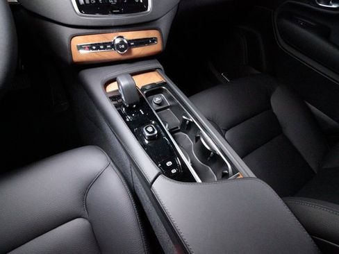 Certified 2025 Volvo XC90 B6 Plus w/ Protection Package Premier image 10