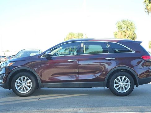 Used 2017 Kia Sorento LX image 3