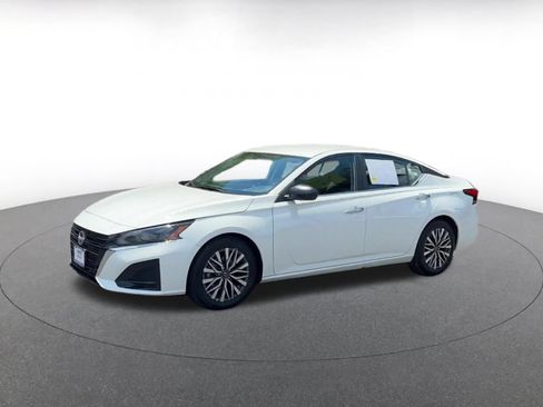 Used 2025 Nissan Altima 2.5 SV FWD image 8