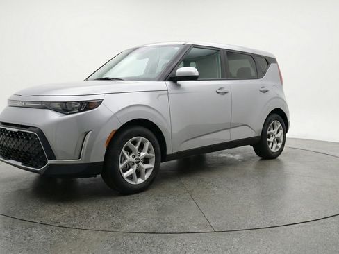 Used 2025 Kia Soul LX w/ LX Technology Package image 3