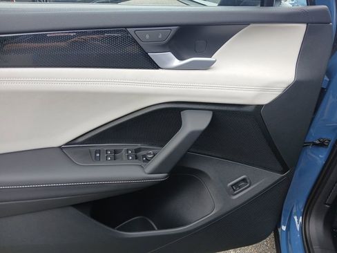 New 2025 Volkswagen Tiguan SE image 11