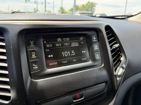 Used 2017 Jeep Cherokee Latitude AWD/4WD image 21