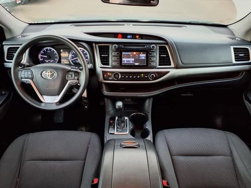 Used 2019 Toyota Highlander LE image 12