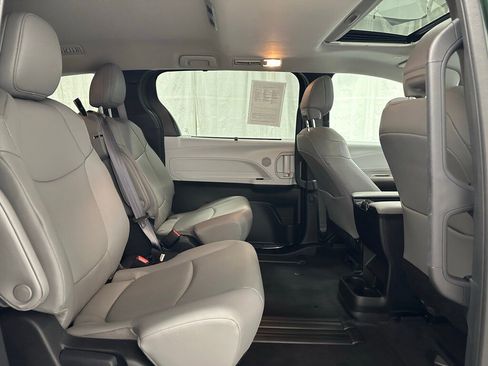 Used 2025 Toyota Sienna XLE image 58