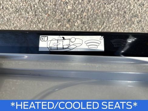 Used 2025 Toyota Sienna Platinum image 12