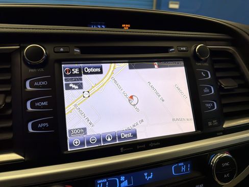 Used 2019 Toyota Highlander XLE image 21