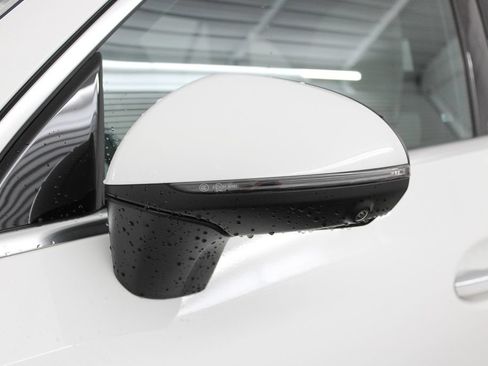Used 2025 Mercedes-Benz GLC 300 image 7
