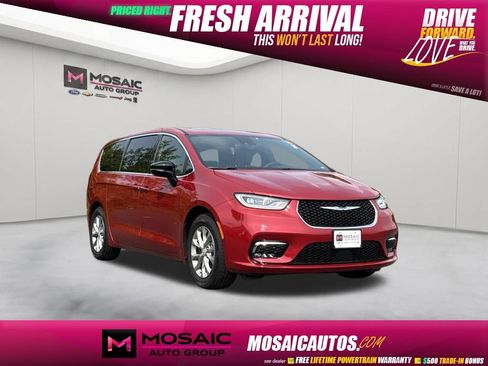 Used 2026 Chrysler Pacifica Limited FWD image 1