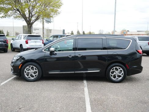 Used 2023 Chrysler Pacifica Limited FWD image 6
