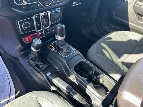 Used 2024 Jeep Wrangler Unlimited AWD/4WD image 19