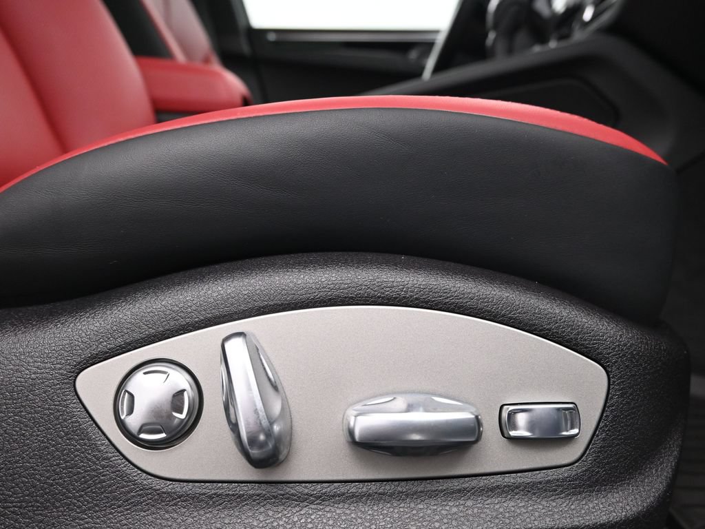 Used 2026 Porsche Macan AWD/4WD image 15