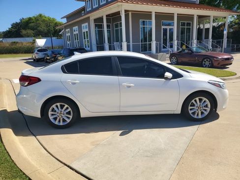 Used 2017 Kia Forte LX w/ LX Popular Package image 8