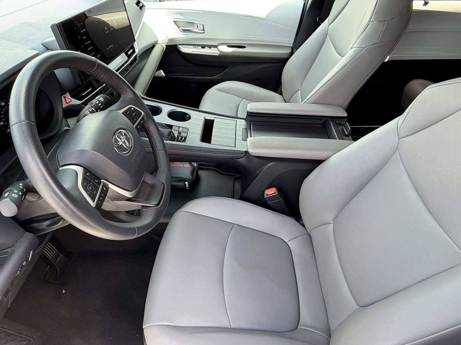 Used 2026 Toyota Sienna XLE FWD image 5