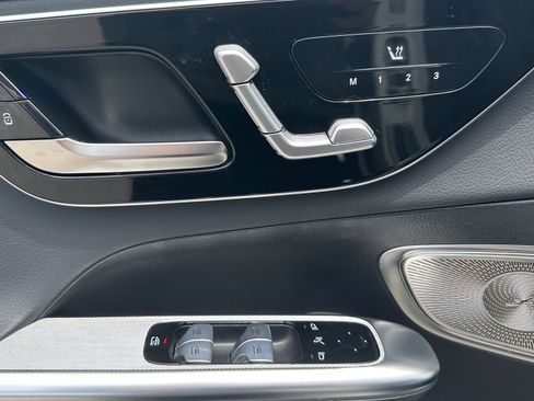 Used 2025 Mercedes-Benz GLC 300 4MATIC image 17