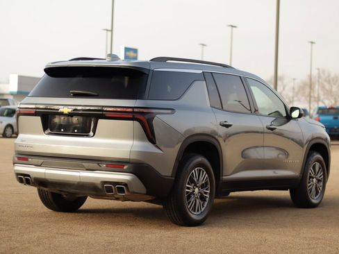 Used 2025 Chevrolet Traverse LT image 7