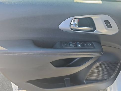 Used 2025 Chrysler Pacifica Limited FWD image 28
