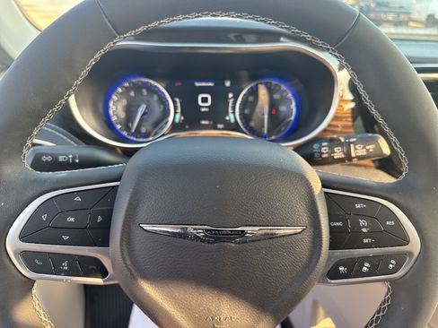 Used 2024 Chrysler Pacifica Limited w/ Uconnect Theater Family Group image 17