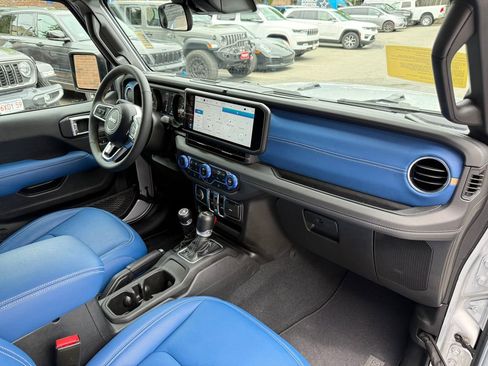 Used 2024 Jeep Wrangler Unlimited Sahara AWD/4WD image 16