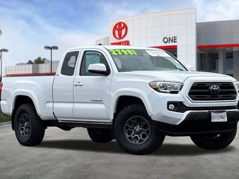 Certified 2018 Toyota Tacoma SR5 image 2