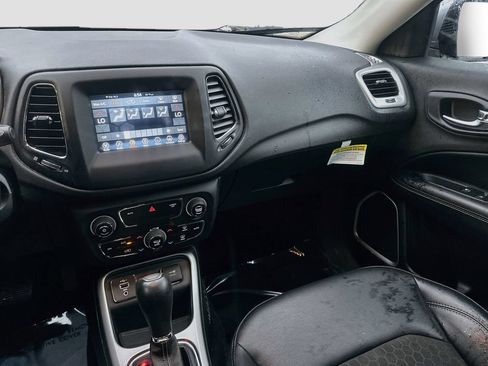 Used 2019 Jeep Compass Latitude w/ Popular Equipment Group FWD image 17