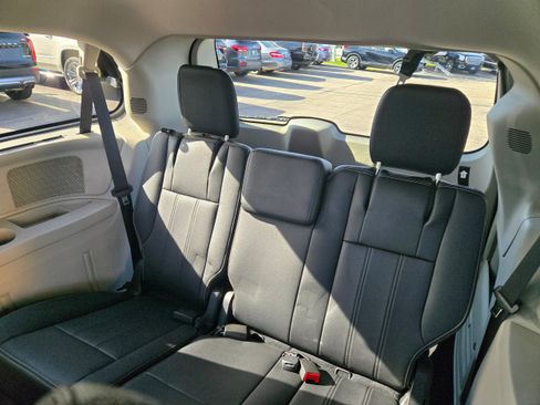 Used 2016 Chrysler Town & Country Touring w/ Driver Convenience Group FWD image 10