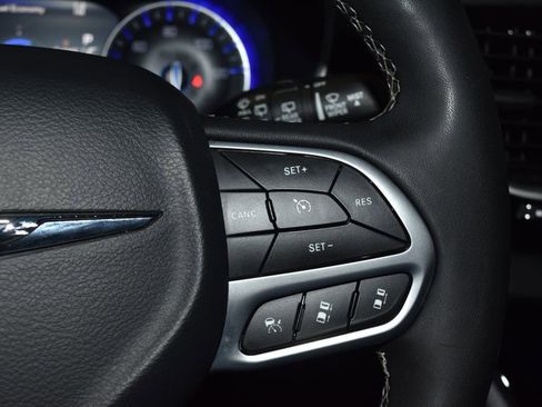 Used 2025 Chrysler Pacifica Select image 10