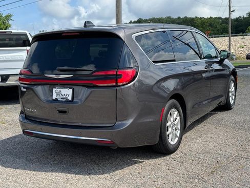 Used 2023 Chrysler Pacifica Touring-L FWD image 4